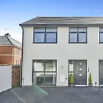Modern Home In Derby City Centre - Free Gated Parking