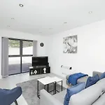 Modern Home In Derby City Centre - Free Gated Parking