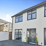 Modern Home In Derby City Centre - Free Gated Parking