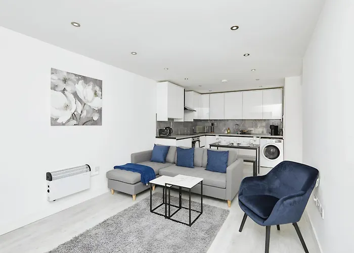 Modern Home In Derby City Centre - Free Gated Parking