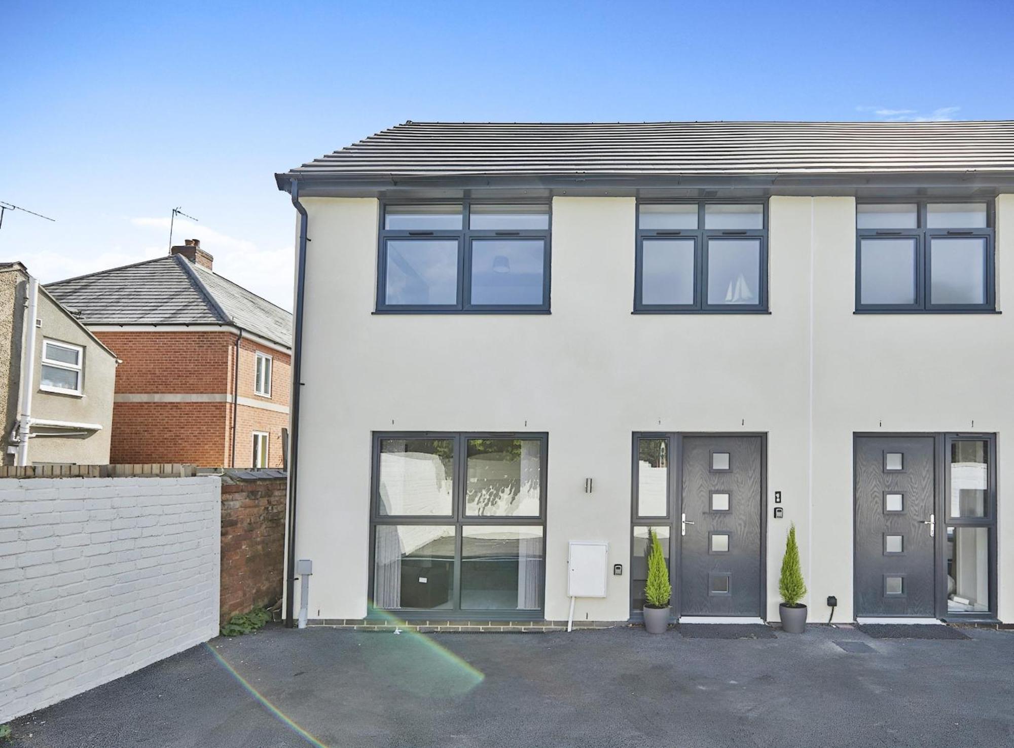 Modern In City Centre - Free Gated Parking Apartment