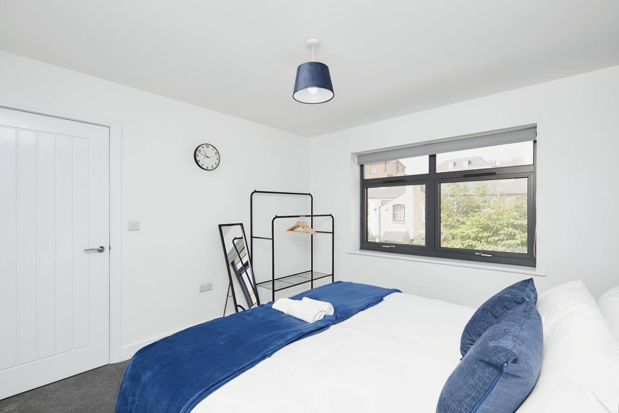 Modern In City Centre - Free Gated Parking Apartment *